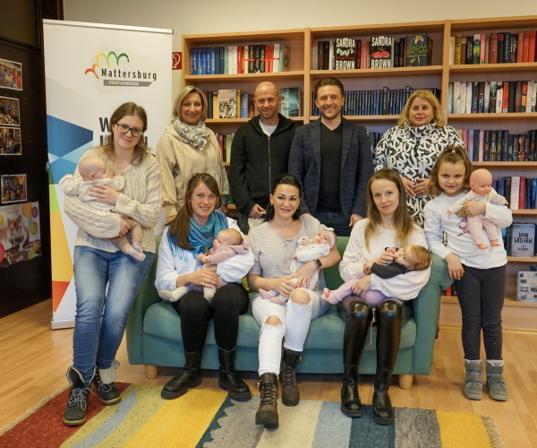 Gruppenbild: Neugeborenen-Treffen Ende Jänner 2024 in der Stadtbücherei Mattersburg mit Bürgermeisterin Claudia Schlager und Büchereileiterin Bettina Steiger-Grimmer